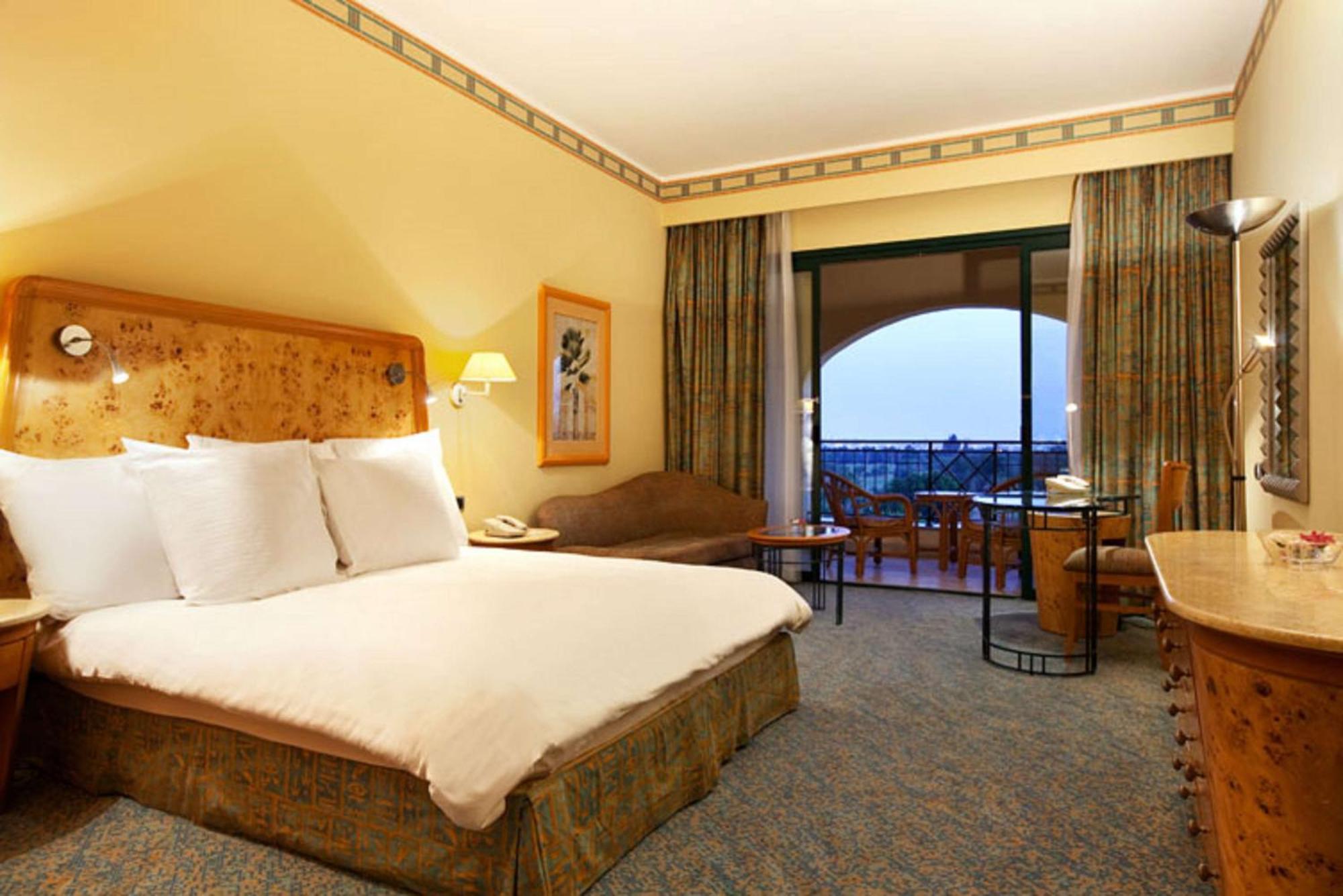 Hilton Pyramids Golf Resort 5*